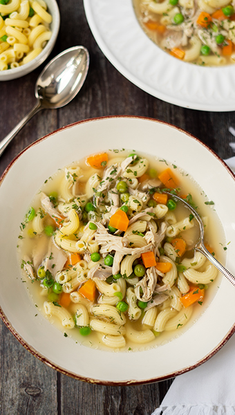 Nudelsuppe mit Hühnerbrühe