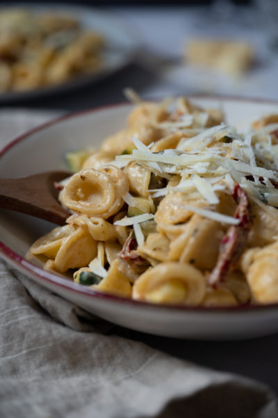 Schnelle Pasta mit Zucchini