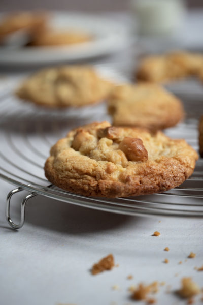 Kekse mit weißer Schokolade und Macadamia-Nüssen