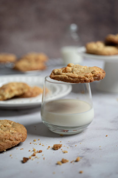 Kekse mit weißer Schokolade und Macadamia-Nüssen